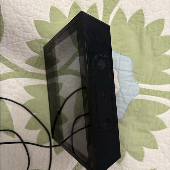 Amazon Echo Show 1st Generation - Picture 2 of 5